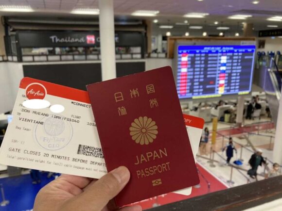 ラオス到着前に機内で入国カードを記入