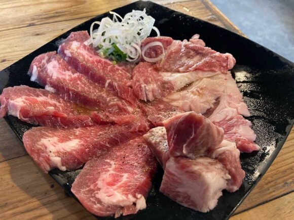 チェンマイホルモン（Chiangmai Horumon）おすすめ①カルビ3種盛り合わせ