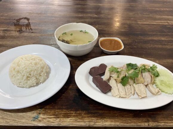 カオマンガイゴーイ（Koyi Chicken Rice）④鶏肉とジャスミンライスを別皿で