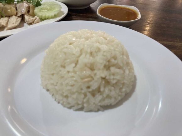 カオマンガイゴーイ（Koyi Chicken Rice）④鶏肉とジャスミンライスを別皿で