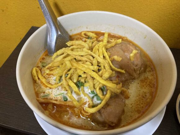 ジョークソムペット(Jok Som Phet)おすすめ③カオソーイガイ(鶏肉)