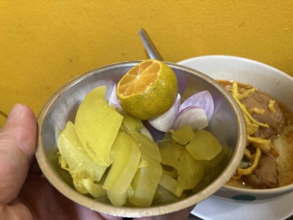 ジョークソムペット（Jok Som Phet）おすすめ③カオソーイガイ（鶏肉）