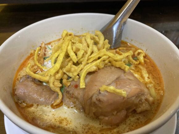 ジョークソムペット（Jok Som Phet）おすすめ③カオソーイガイ（鶏肉）