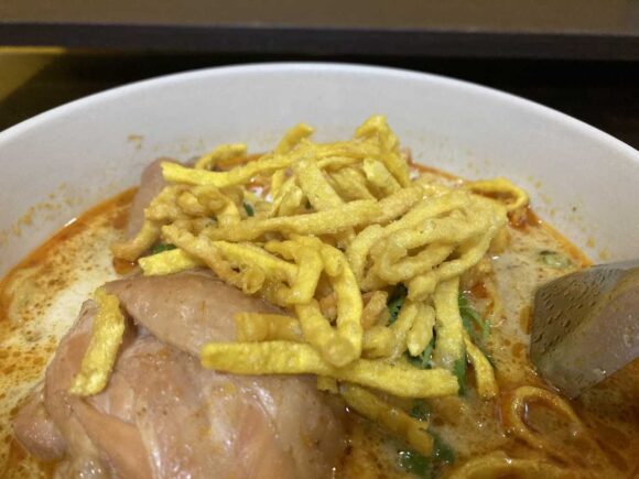 ジョークソムペット（Jok Som Phet）おすすめ③カオソーイガイ（鶏肉）