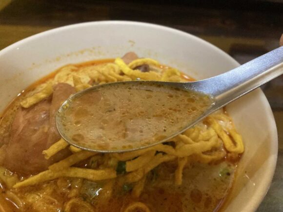 ジョークソムペット(Jok Som Phet)おすすめ③カオソーイガイ(鶏肉)