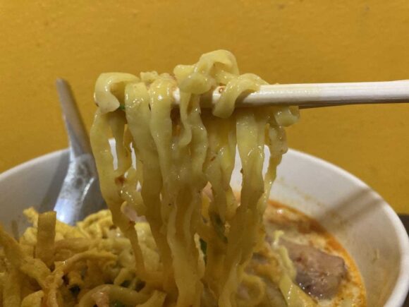 ジョークソムペット(Jok Som Phet)おすすめ③カオソーイガイ(鶏肉)