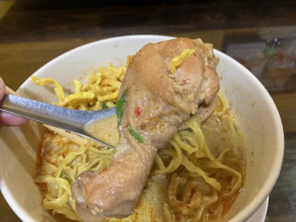 ジョークソムペット(Jok Som Phet)おすすめ③カオソーイガイ(鶏肉)