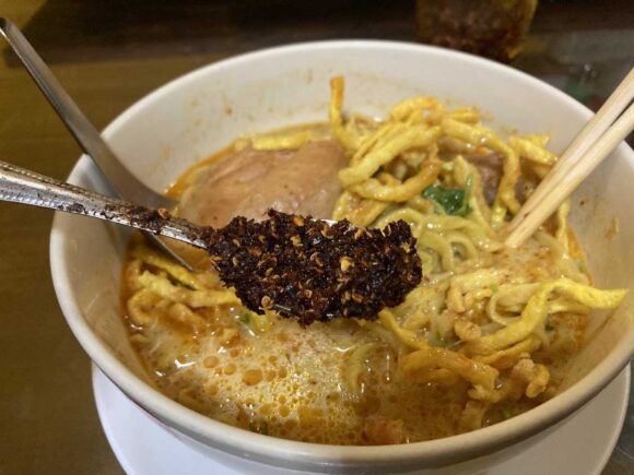 ジョークソムペット(Jok Som Phet)おすすめ③カオソーイガイ(鶏肉)
