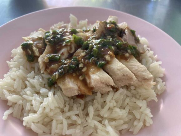 グリットオーチャー/發栄（Krit Ocha Chicken rice）おすすめ①カオマンガイ（茹で鶏）
