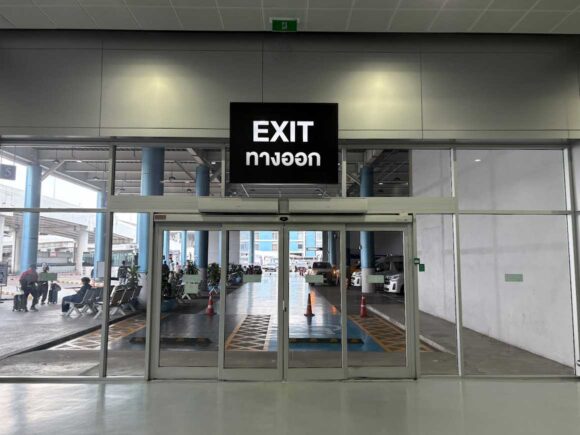 ドンムアン空港発エアポートバス(BMTAバス)に乗る方はサービスホールへ