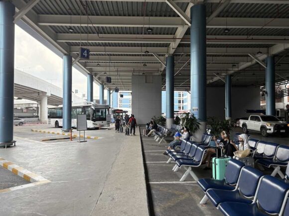 ドンムアン空港発エアポートバス（BMTAバス）に乗る方はサービスホールへ