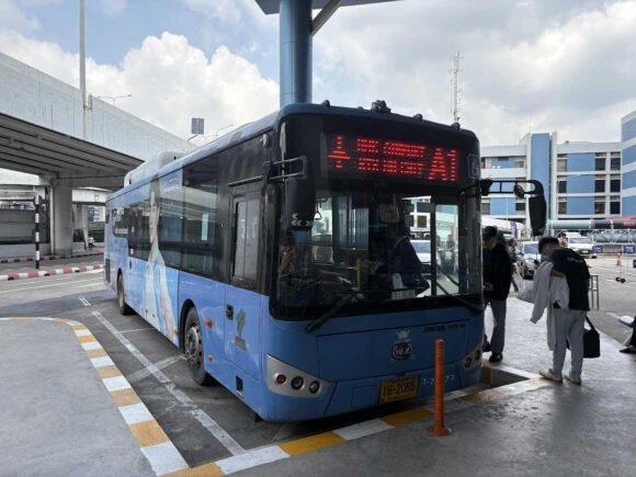 ドンムアン空港発エアポートバス（BMTAバス）に乗る方はサービスホールへ