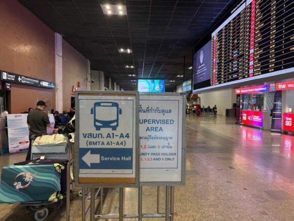 ドンムアン空港発エアポートバス(BMTAバス)に乗る方はサービスホールへ