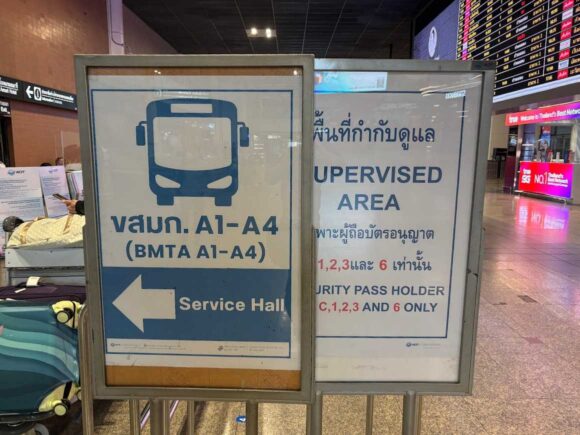 ドンムアン空港発エアポートバス(BMTAバス)に乗る方はサービスホールへ