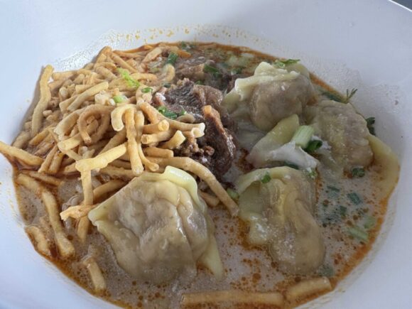 カオソーイイスラム(KhaoSoi Islam)おすすめ②ワンタン+カオソーイ(牛・鳥・牛肉団子・魚・ベジタリアン)