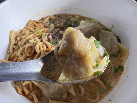 カオソーイイスラム(KhaoSoi Islam)おすすめ②ワンタン+カオソーイ(牛・鳥・牛肉団子・魚・ベジタリアン)