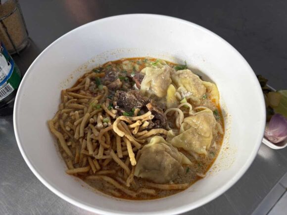 カオソーイイスラム(KhaoSoi Islam)おすすめ②ワンタン+カオソーイ(牛・鳥・牛肉団子・魚・ベジタリアン)