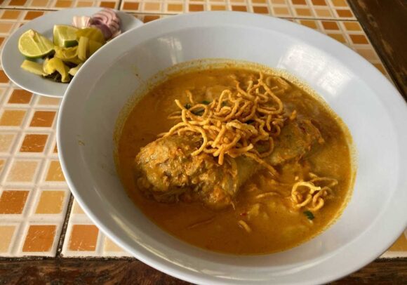 カオソーイ クンヤーイ(Khaosoi Khun Yai)おすすめ②カオソーイガイ(チキンレッグ)