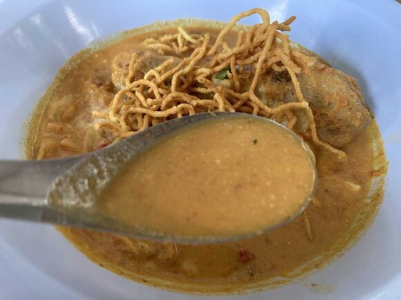 カオソーイ クンヤーイ(Khaosoi Khun Yai)おすすめ②カオソーイガイ(チキンレッグ)