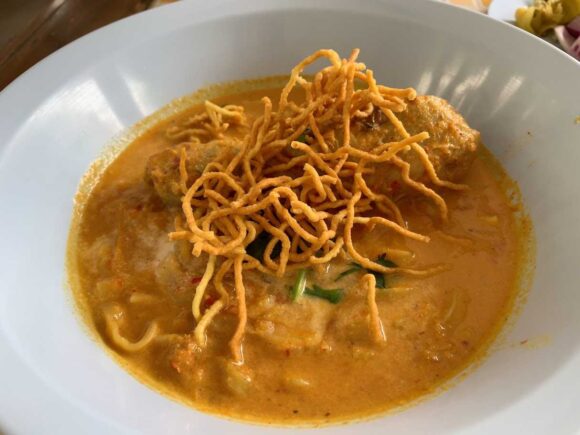 カオソーイ クンヤーイ（Khaosoi Khun Yai）おすすめ②カオソーイガイ（チキンレッグ）