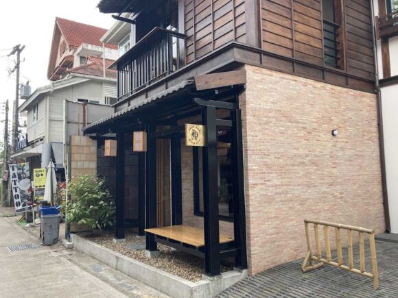 アカアマコーヒー本店は旧市街の北東角に移転