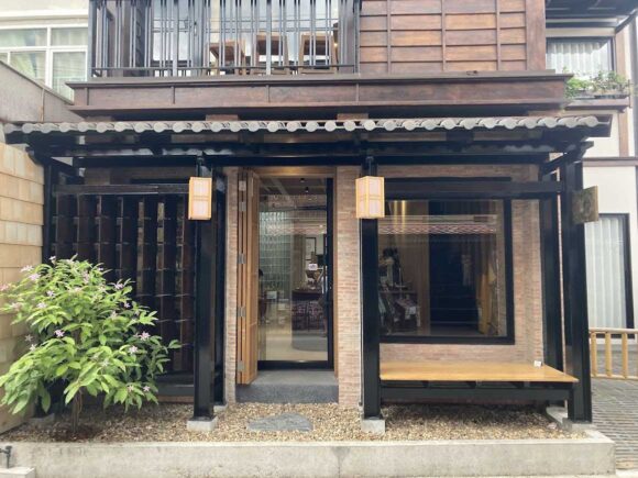 アカアマコーヒー本店は旧市街の北東角に移転