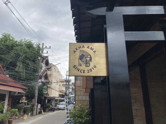 アカアマコーヒー本店は旧市街の北東角に移転