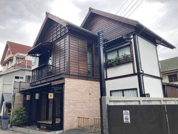 アカアマコーヒー本店は旧市街の北東角に移転