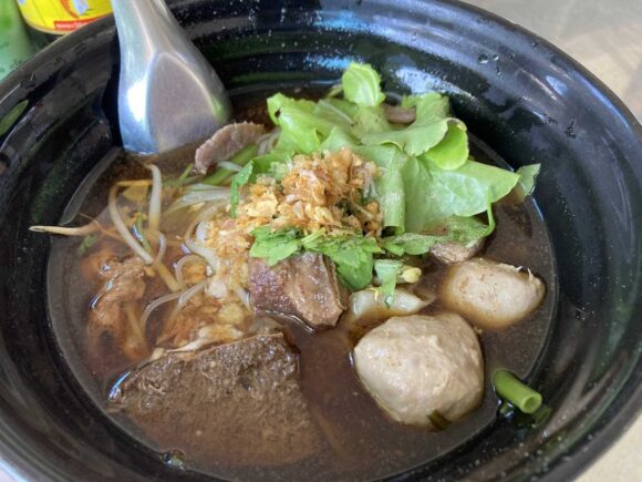 チェンマイ「อัครฯ เนื้อตุ๋น (Beef Noodle)」おすすめ②牛肉煮込みのクィッティアオ