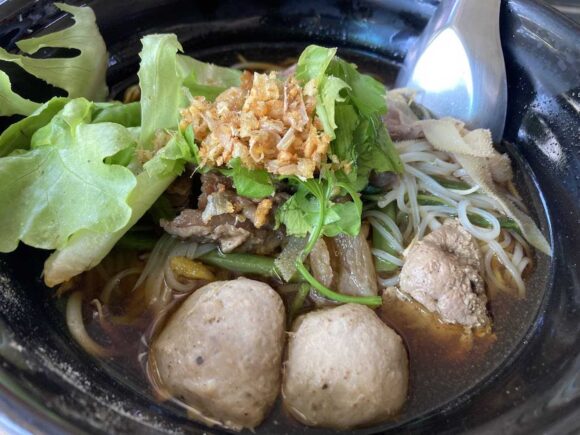 チェンマイ「อัครฯ เนื้อตุ๋น (Beef Noodle)」おすすめ②牛肉煮込みのクィッティアオ