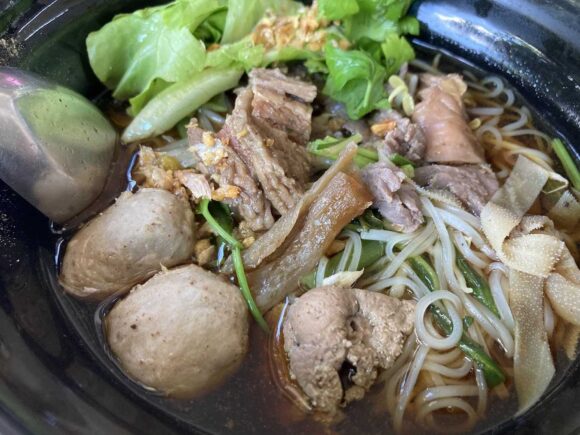 チェンマイ「อัครฯ เนื้อตุ๋น (Beef Noodle)」おすすめ②牛肉煮込みのクィッティアオ