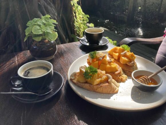 Fahtara Coffee(チェンマイ旧市街)おすすめメニュー「マンゴーフレンチトースト」