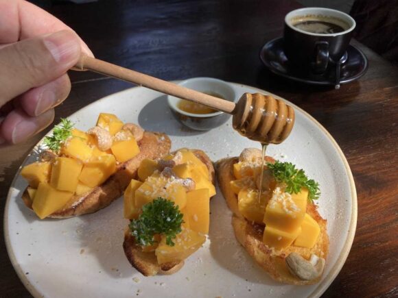 Fahtara Coffee(チェンマイ旧市街)おすすめメニュー「マンゴーフレンチトースト」