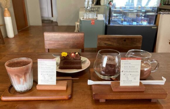 Khom Chocolate House(コム チョコレートハウス)おすすめ「ドリンク2杯&ケーキセット」