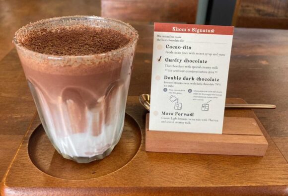 Khom Chocolate House(コム チョコレートハウス)おすすめ「ドリンク2杯&ケーキセット」