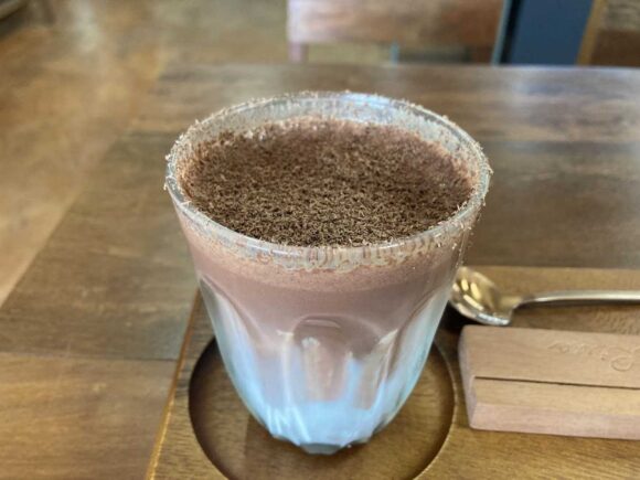 Khom Chocolate House(コム チョコレートハウス)おすすめ「ドリンク2杯&ケーキセット」