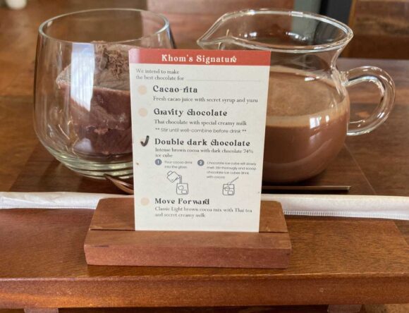 Khom Chocolate House(コム チョコレートハウス)おすすめ「ドリンク2杯&ケーキセット」