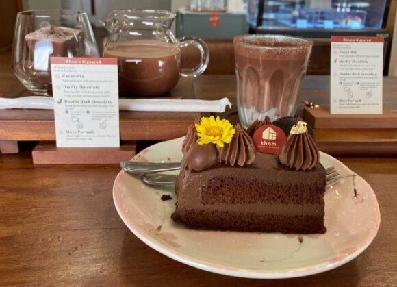 Khom Chocolate House(コム チョコレートハウス)おすすめ「ドリンク2杯&ケーキセット」