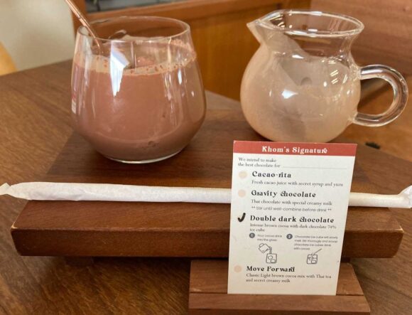 Khom Chocolate House(コム チョコレートハウス)おすすめ「ドリンク2杯&ケーキセット」