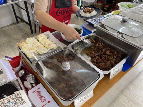 チェンマイ「อัครฯ เนื้อตุ๋น (Beef Noodle)」おすすめ①牛肉煮込みのガパオライス