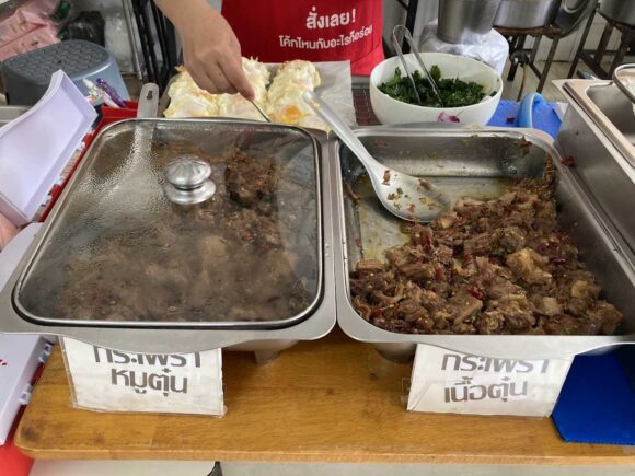 チェンマイ「อัครฯ เนื้อตุ๋น (Beef Noodle)」おすすめ①牛肉煮込みのガパオライス