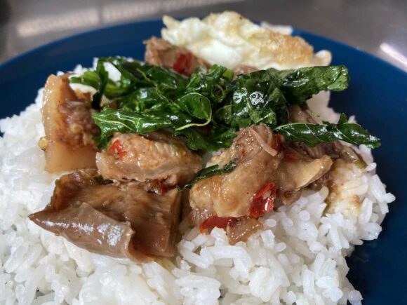 チェンマイ「อัครฯ เนื้อตุ๋น (Beef Noodle)」おすすめ①牛肉煮込みのガパオライス