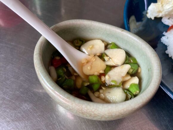 チェンマイ「อัครฯ เนื้อตุ๋น (Beef Noodle)」おすすめ①牛肉煮込みのガパオライス