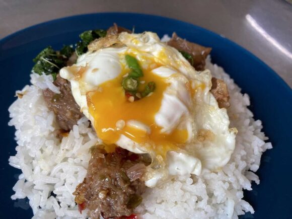 チェンマイ「อัครฯ เนื้อตุ๋น (Beef Noodle)」おすすめ①牛肉煮込みのガパオライス