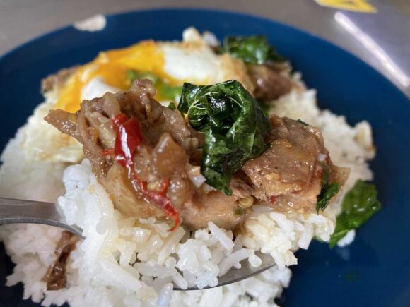 チェンマイ「อัครฯ เนื้อตุ๋น (Beef Noodle)」おすすめ①牛肉煮込みのガパオライス