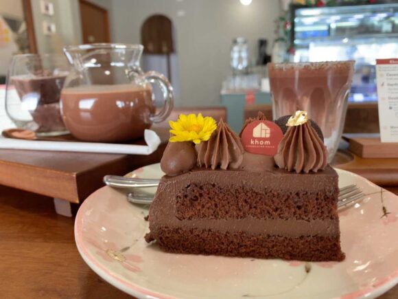 Khom Chocolate House(コム チョコレートハウス)おすすめ「ドリンク2杯&ケーキセット」