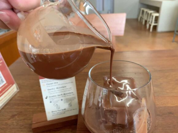 Khom Chocolate House(コム チョコレートハウス)おすすめ「ドリンク2杯&ケーキセット」