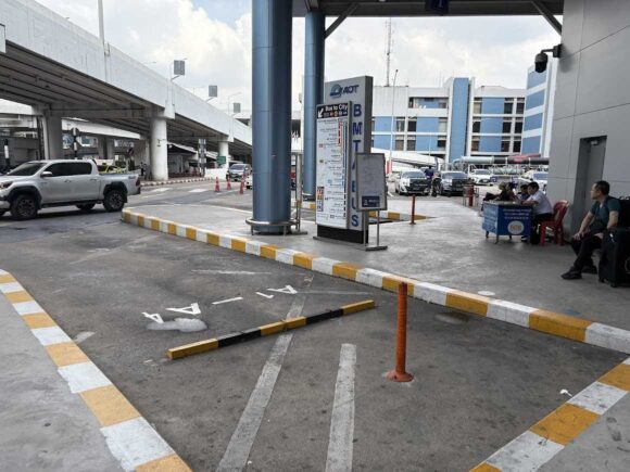 ドンムアン空港発エアポートバス(BMTAバス)に乗る方はサービスホールへ