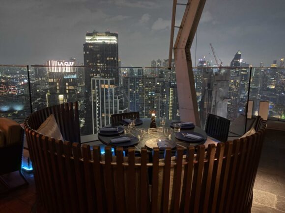 45階はレストランOCTAVE ROOFTOP LOUNGE AND BAR