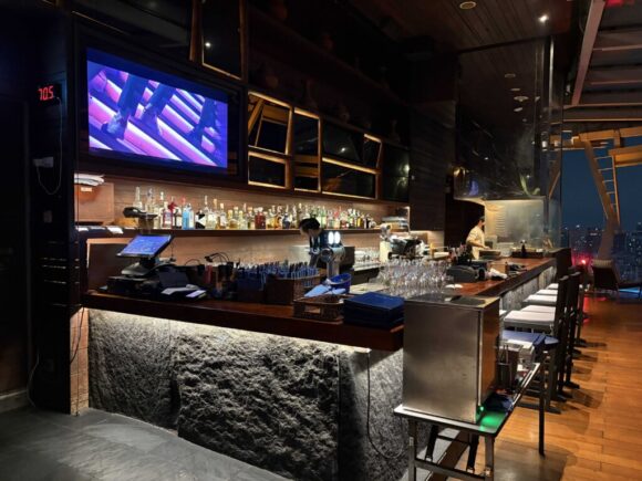 45階はレストランOCTAVE ROOFTOP LOUNGE AND BAR